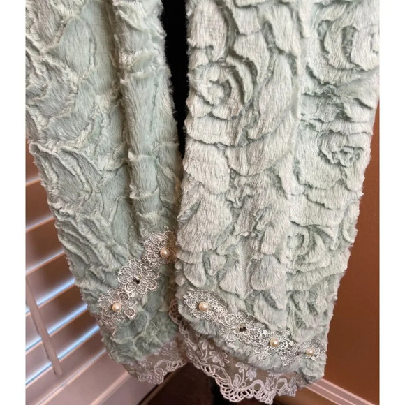 Chenille Style Faux Fur Scarf With Lace Pearl Detail Romance NEW Mint Green - Picture 2 of 4